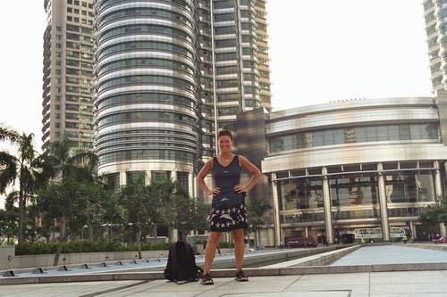 Corinna bei den Petronas Towers , Kuala Lumpur, Malaysia